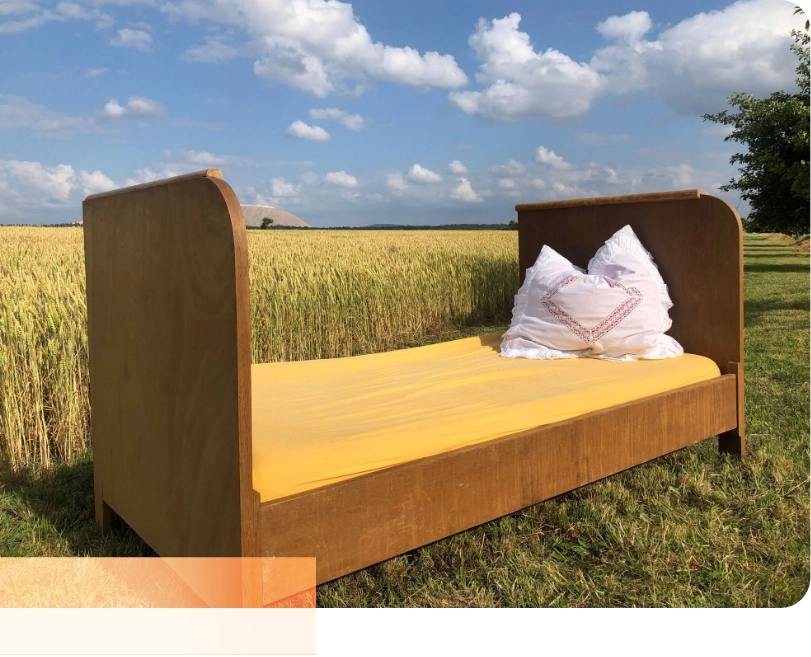 Besondere Aktionen: Ein Bett im Kornfeld.