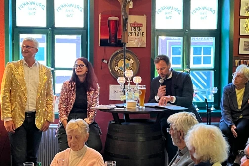 Teilnehmende des Kneipengottesdienstes.