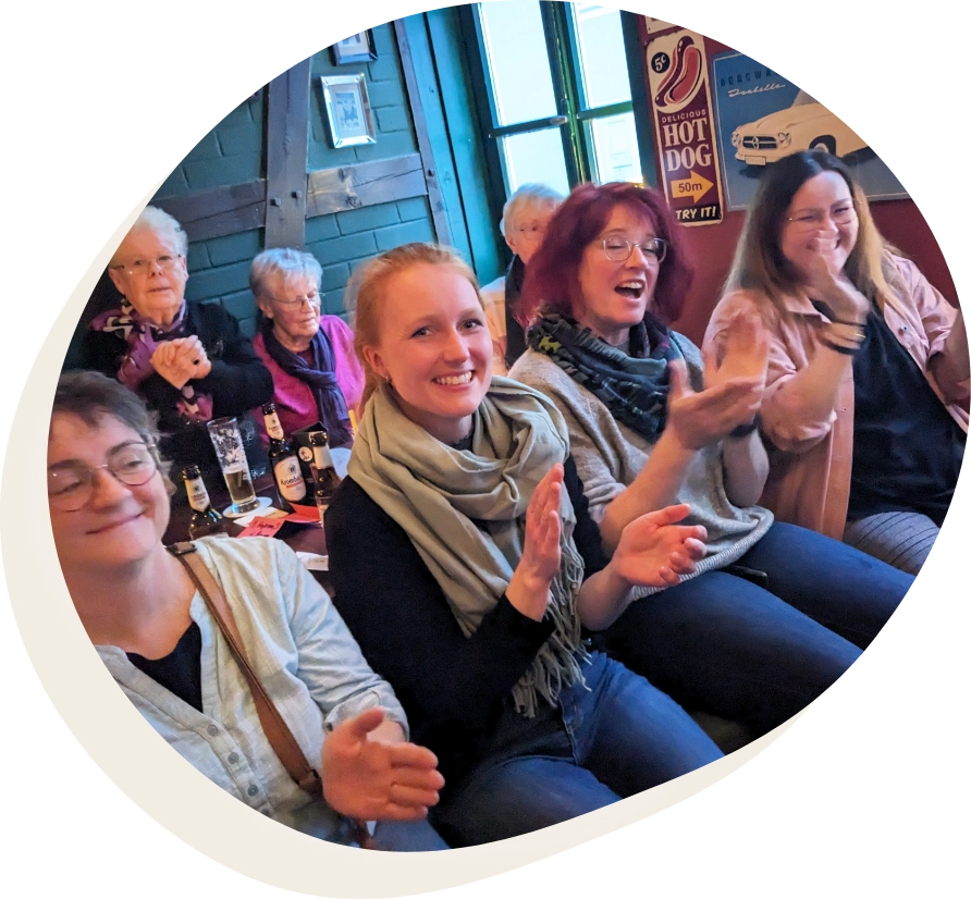 Besondere Aktionen: Publikum während eines Kneipengottesdienstes.