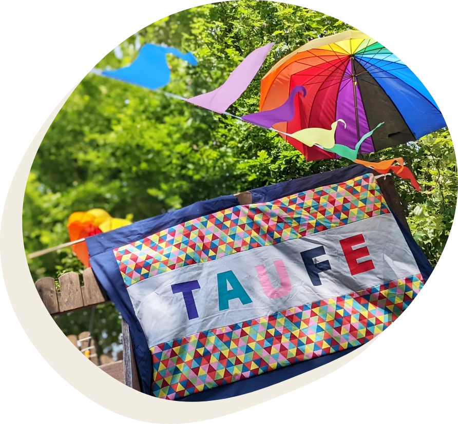 Ein Stoff-Banner mit dem Schriftzug Taufe.