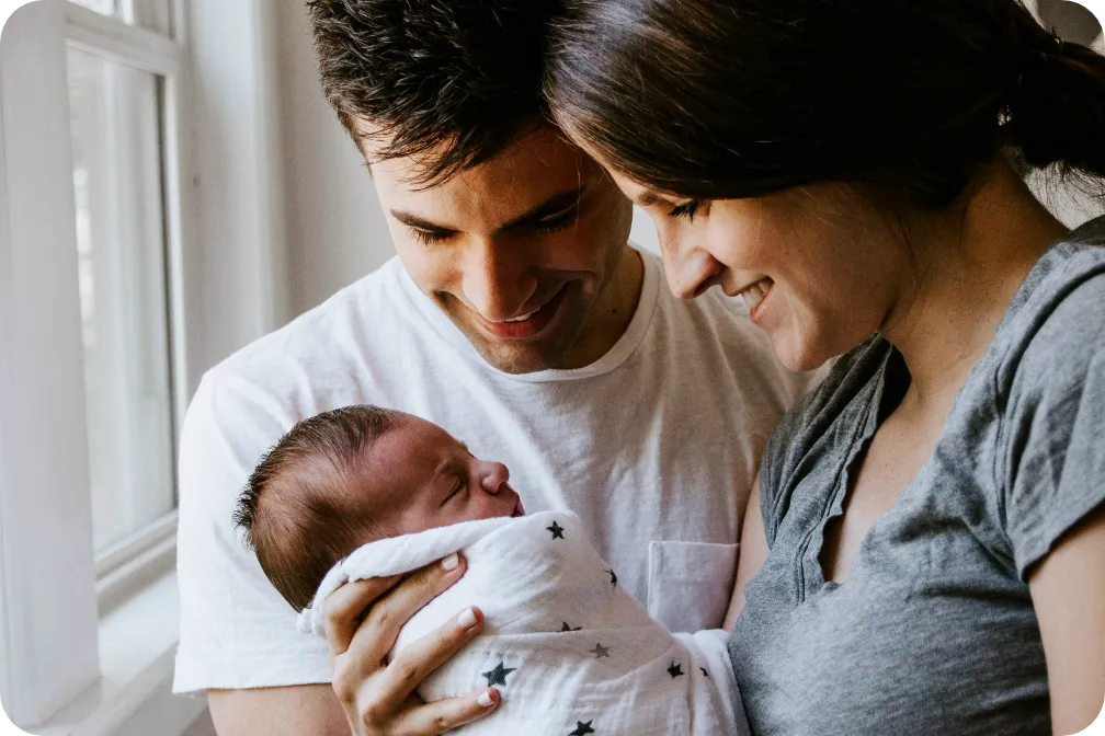 Eine Familie mit einem neugeborenen Kind, das im Leben willkommen geheißen wird.