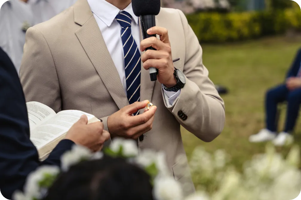 Ein Mann hält eine persönliche auf einer Hochzeit mit einem Ehering in der Hand.